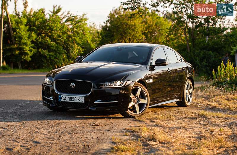 Седан Jaguar XE 2015 в 