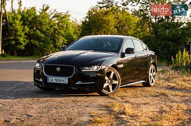 Седан Jaguar XE 2015 в 