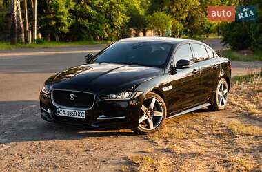 Седан Jaguar XE 2015 в 