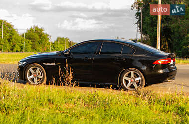 Седан Jaguar XE 2015 в 