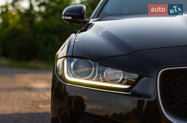 Седан Jaguar XE 2015 в 