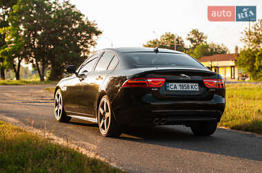 Седан Jaguar XE 2015 в 