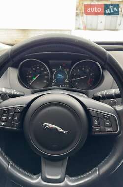Седан Jaguar XE 2016 в 