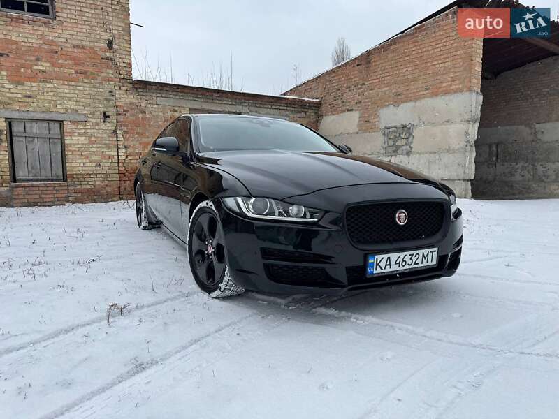 Седан Jaguar XE 2016 в 