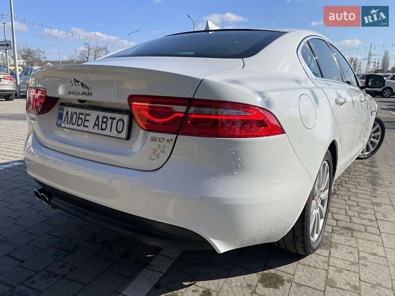 Седан Jaguar XE 2016 в Львове