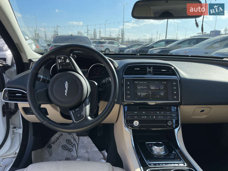 Седан Jaguar XE 2016 в Львове