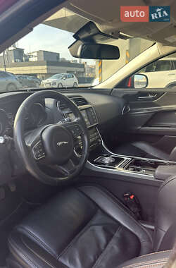 Седан Jaguar XE 2015 в 