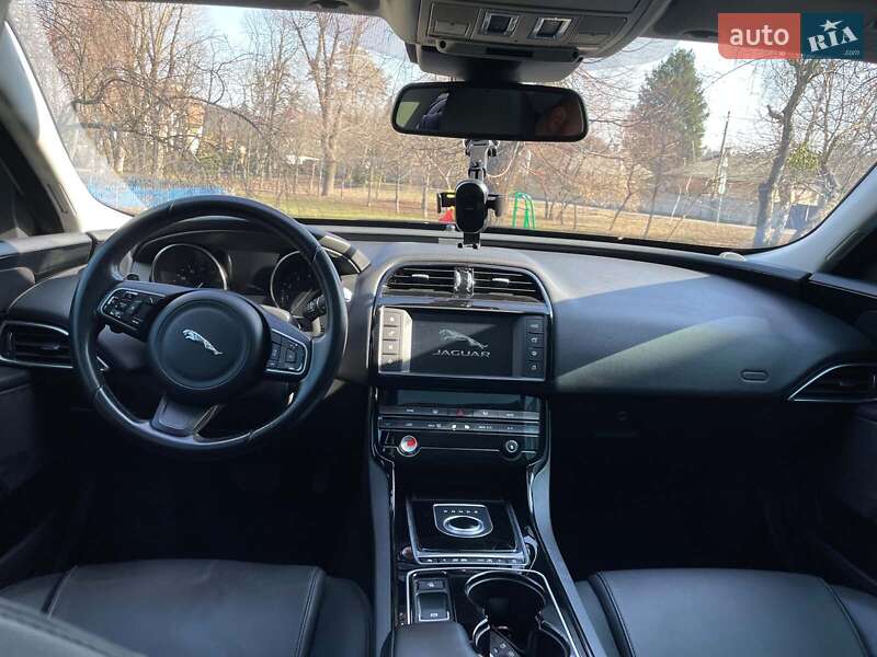 Седан Jaguar XE 2016 в Киеве