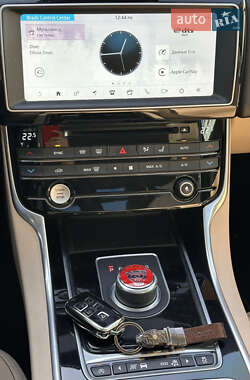 Седан Jaguar XE 2016 в 
