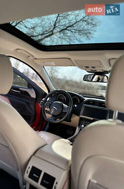 Седан Jaguar XE 2016 в 