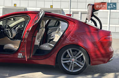Седан Jaguar XE 2016 в 