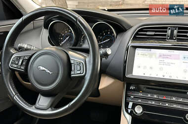 Седан Jaguar XE 2016 в 