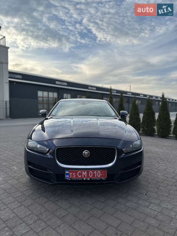 Седан Jaguar XE 2016 в Львове