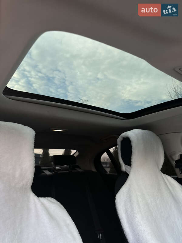 Седан Jaguar XE 2016 в Львове