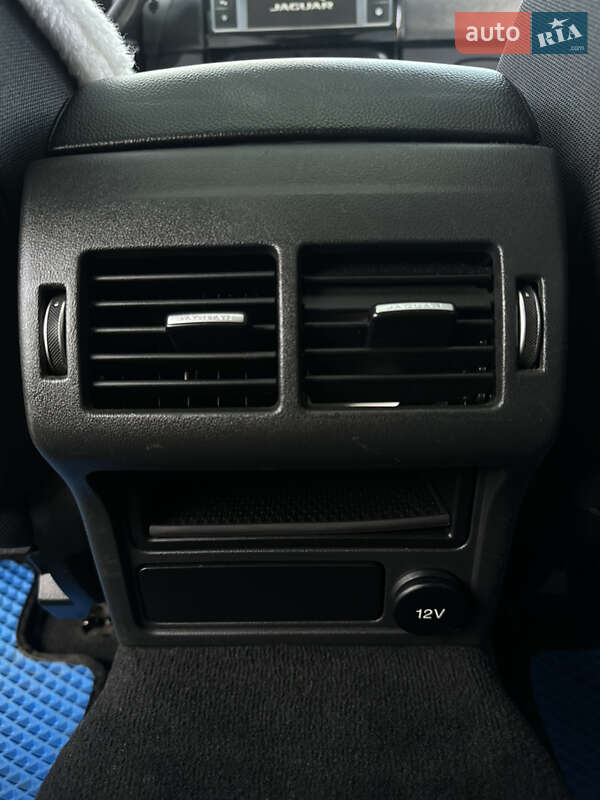 Седан Jaguar XE 2016 в Львове