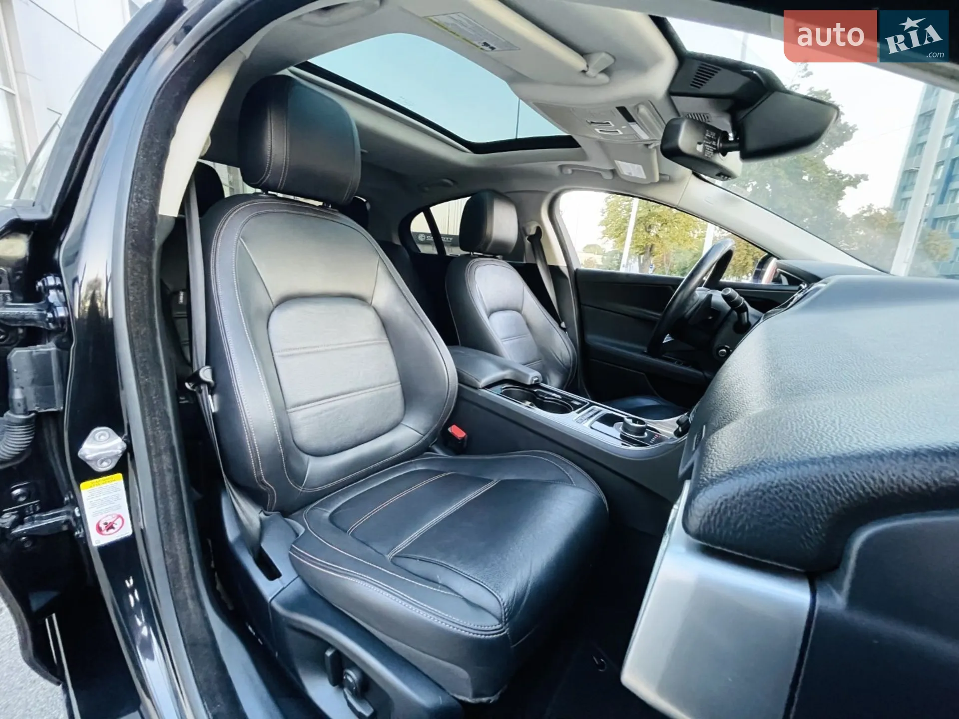 2016 Jaguar XE - мініатюра 6