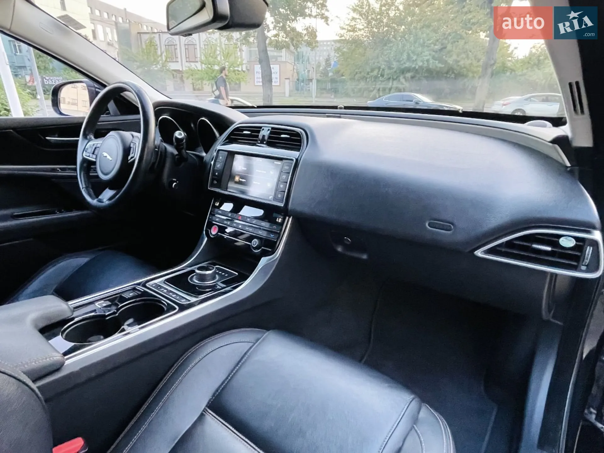 2016 Jaguar XE - мініатюра 2