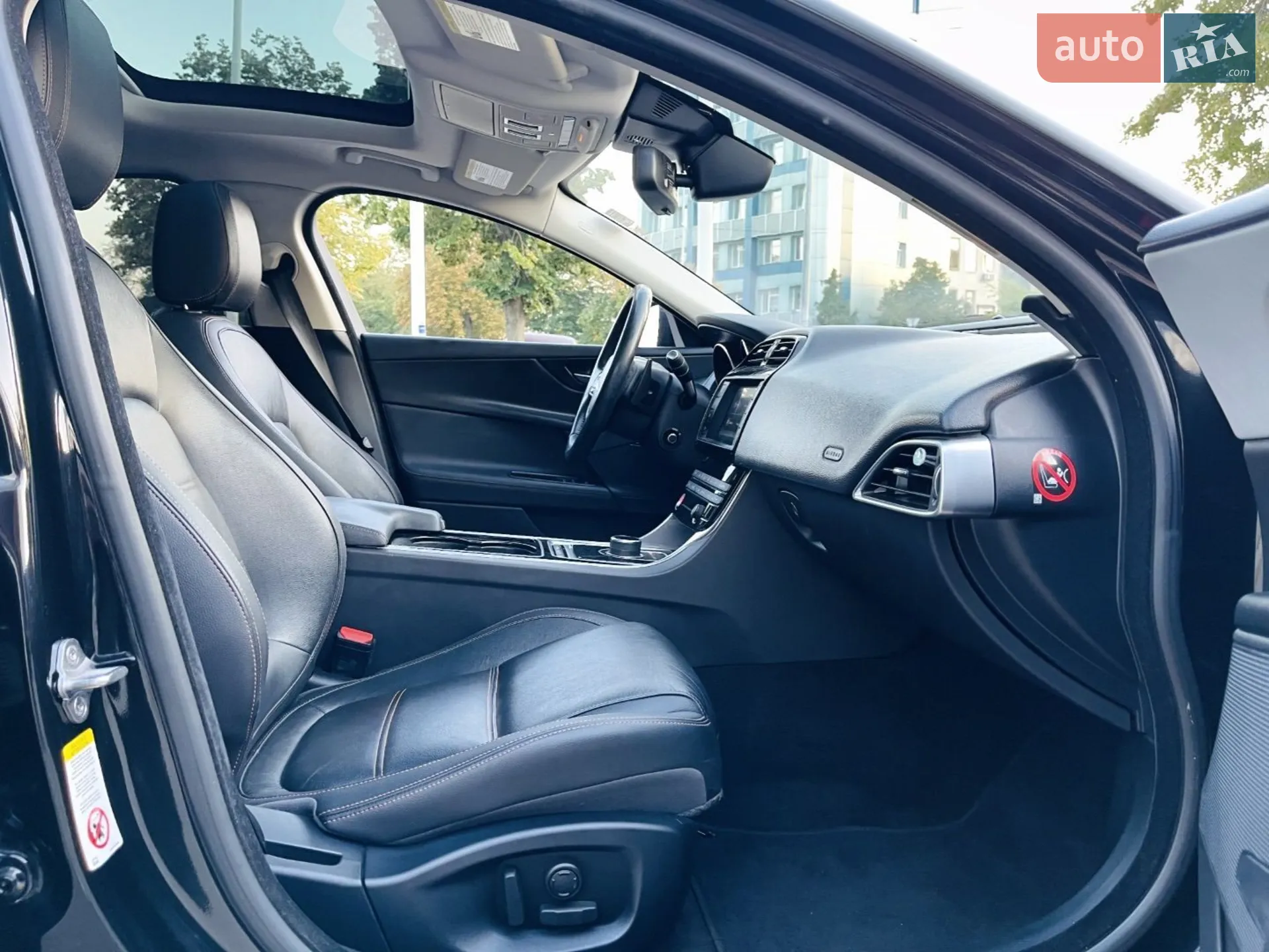 2016 Jaguar XE - мініатюра 7