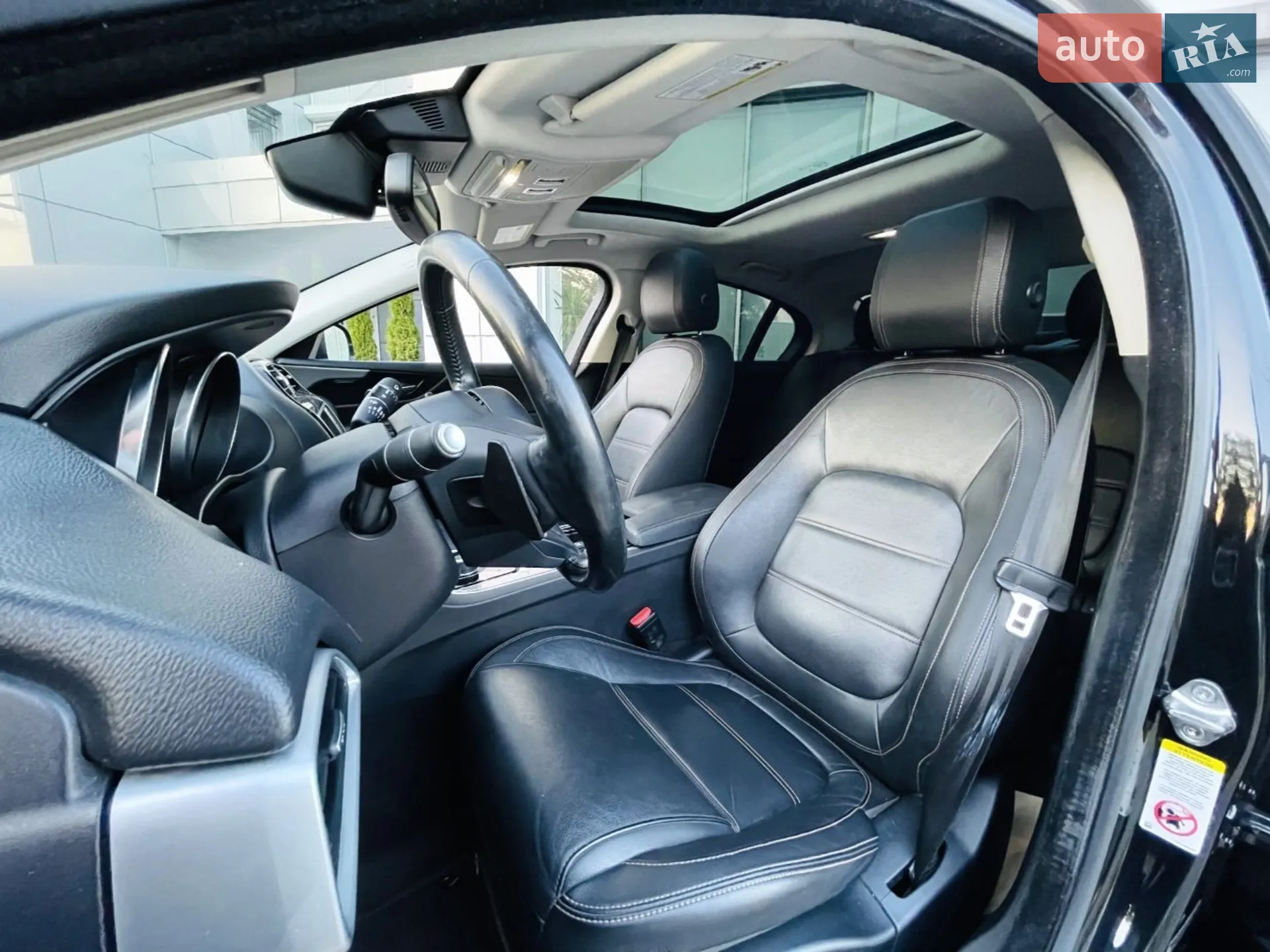 2016 Jaguar XE - мініатюра 8
