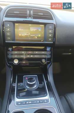 Седан Jaguar XE 2017 в 