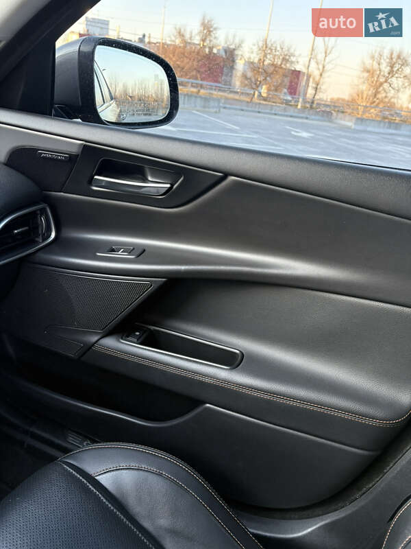 Седан Jaguar XE 2016 в Киеве