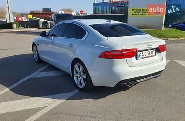 Седан Jaguar XE 2015 в 