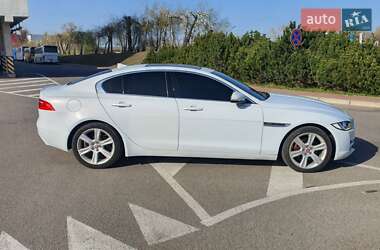 Седан Jaguar XE 2015 в 