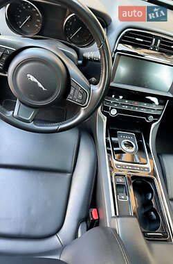 Седан Jaguar XE 2019 в 