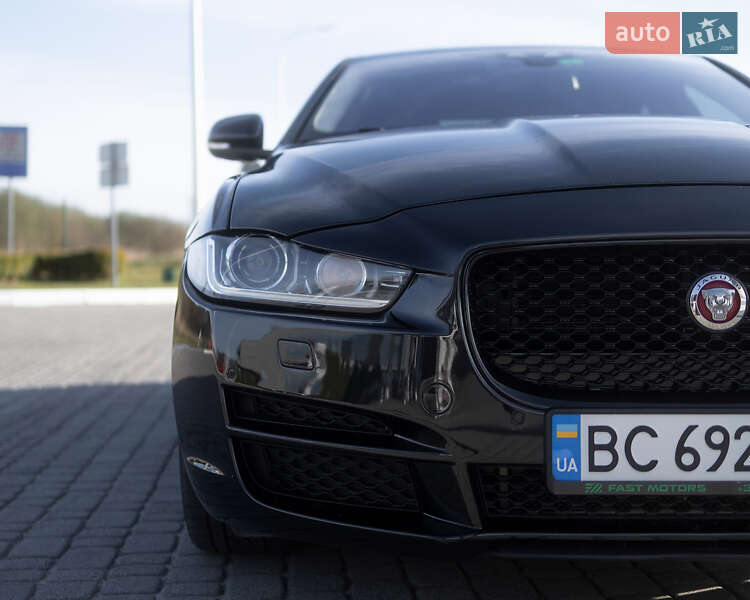 Седан Jaguar XE 2016 в Львове