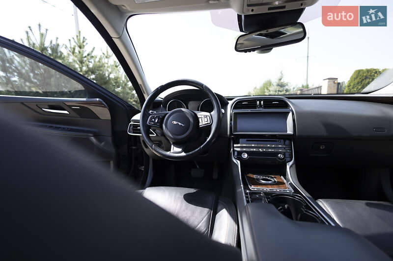 Седан Jaguar XE 2016 в Львове