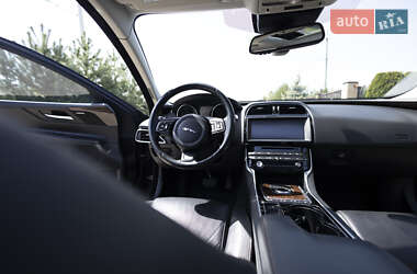 Седан Jaguar XE 2016 в 