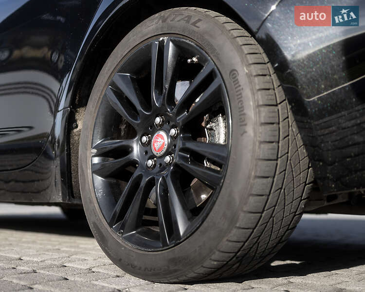 Седан Jaguar XE 2016 в Львове