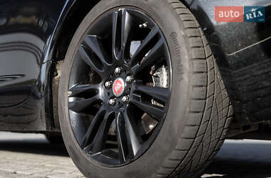 Седан Jaguar XE 2016 в 