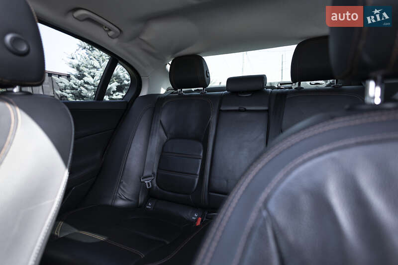 Седан Jaguar XE 2016 в Львове