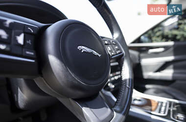 Седан Jaguar XE 2016 в 