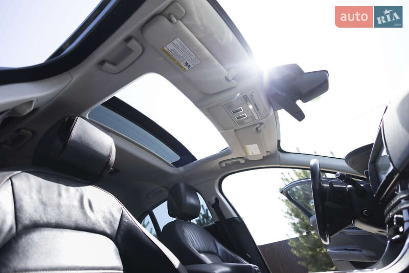 Седан Jaguar XE 2016 в Львове