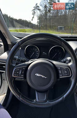 Седан Jaguar XE 2016 в 