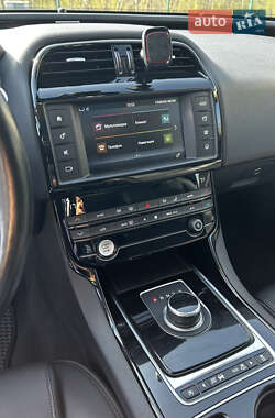 Седан Jaguar XE 2016 в 