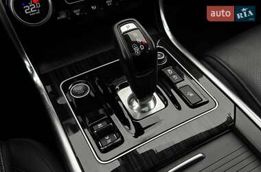 Седан Jaguar XE 2019 в 