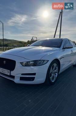 Седан Jaguar XE 2016 в Львові