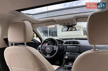 Седан Jaguar XE 2017 в 