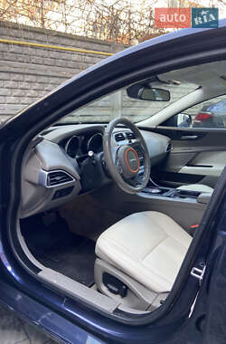 Седан Jaguar XE 2016 в 