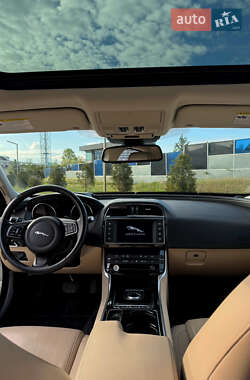 Седан Jaguar XE 2017 в 