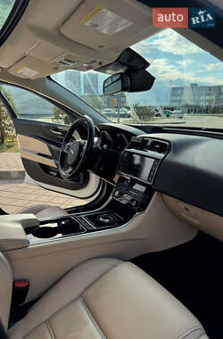 Седан Jaguar XE 2017 в 