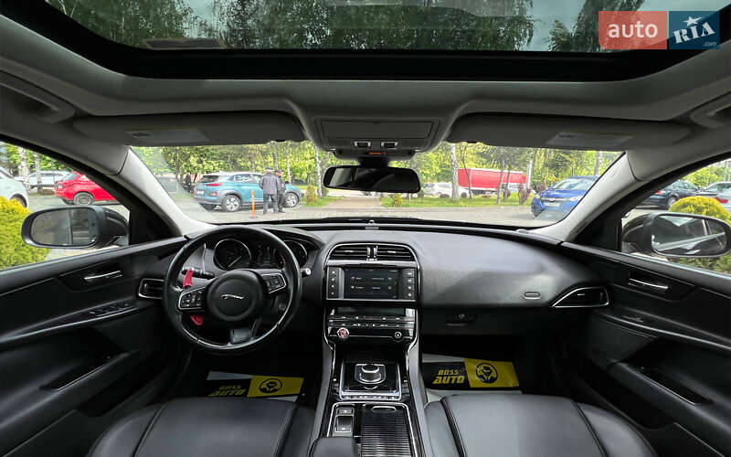 Седан Jaguar XE 2017 в Львове