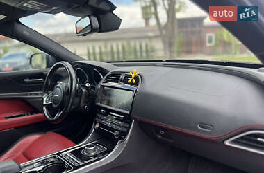 Седан Jaguar XE 2016 в 