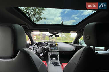 Седан Jaguar XE 2016 в 