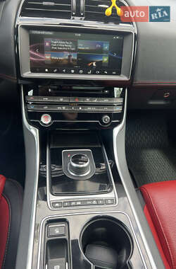 Седан Jaguar XE 2016 в 