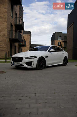 Седан Jaguar XE 2021 в 