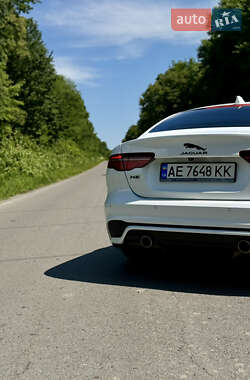 Седан Jaguar XE 2021 в 